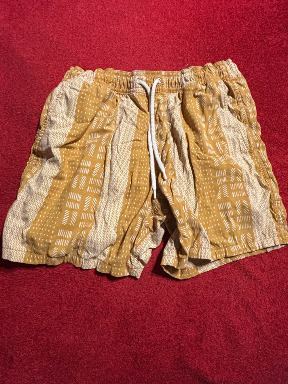 J Crew Men’s Patterned Drawstring Shorts in Mustard and Cream. Size Medium